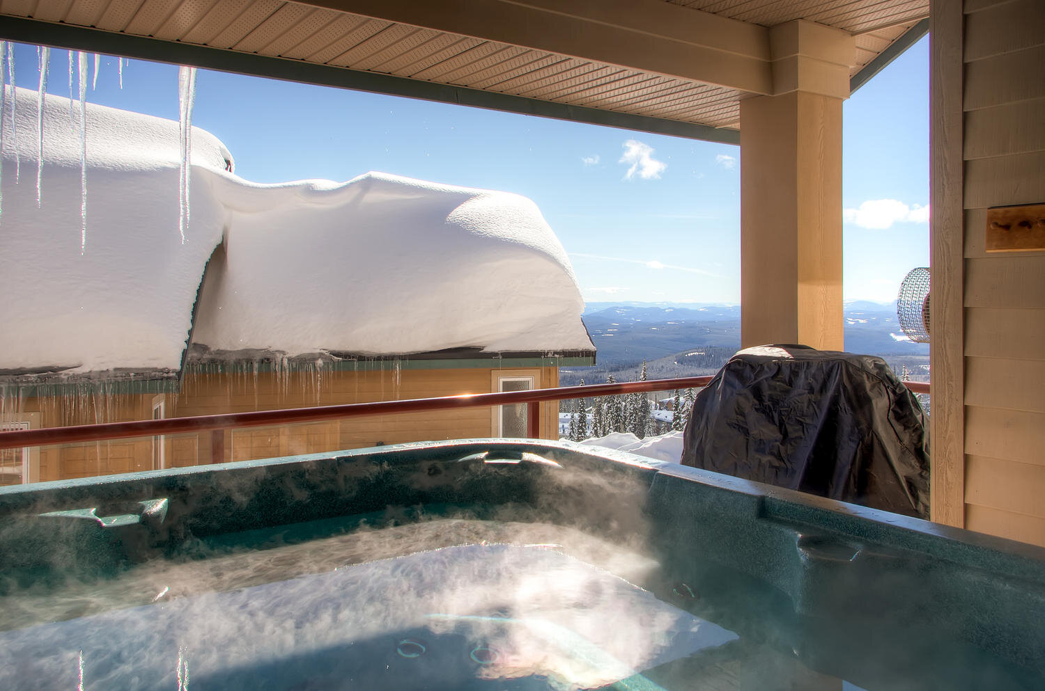 treetops-townhouse-ski-chalet-big-white-ski-resort-kelowna-bc-canada-patio-hot-tub-2.jpg