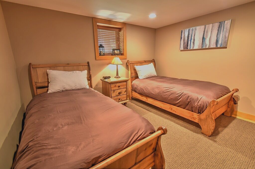 360-whitehorse-lane-woodcutter-cabins-big-white-ski-resort-bedroom.jpg