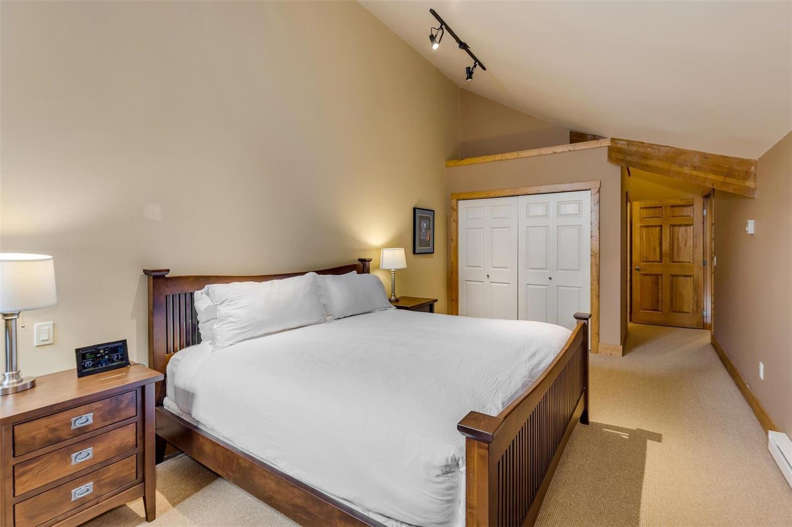 pinnacles-townhouse-350-whitehorse-lane-big-white-bedroom.jpg