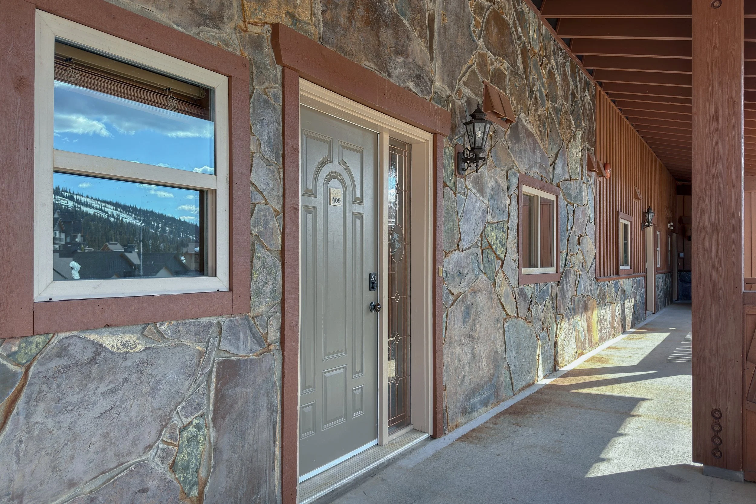 img-409-250-feathertop-way-copper-kettle-lodge-condo-big-white-for-sale-21.jpg
