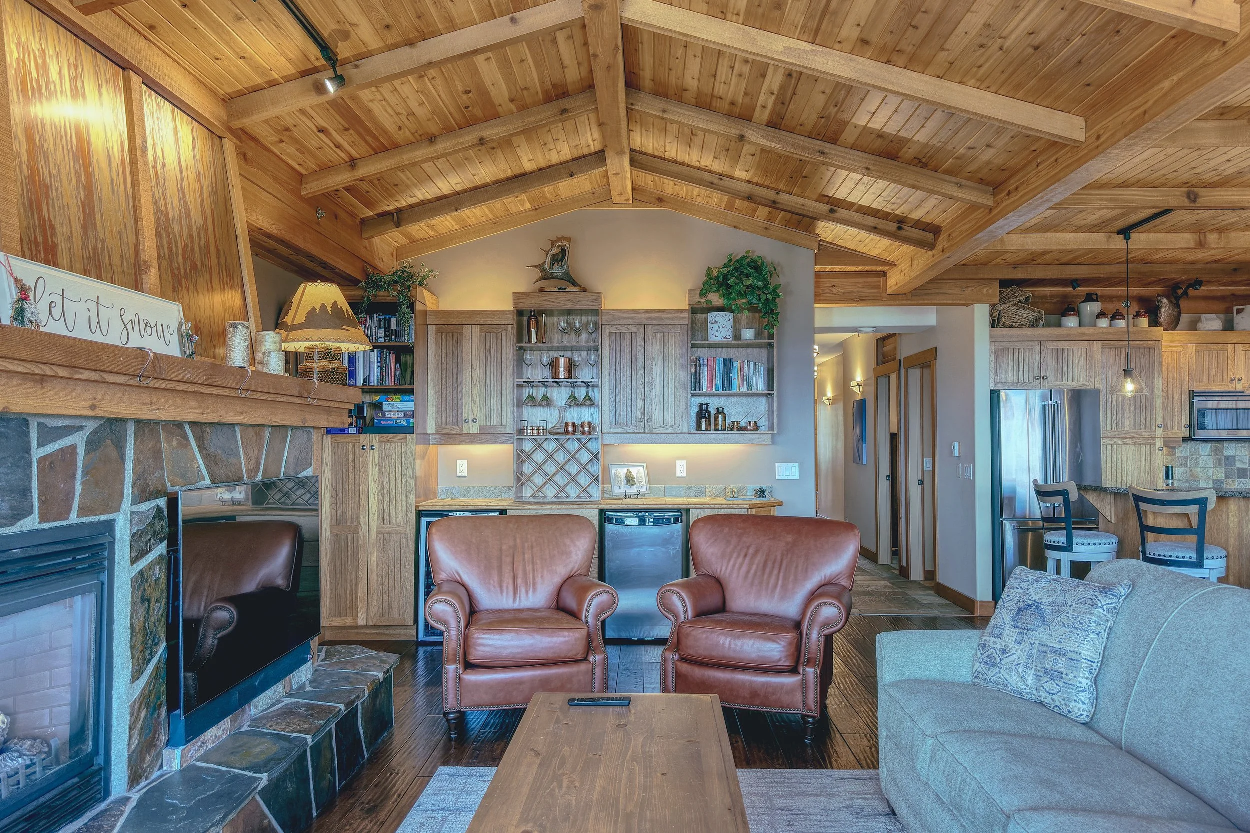 img-409-250-feathertop-way-copper-kettle-lodge-condo-big-white-for-sale-06.jpg