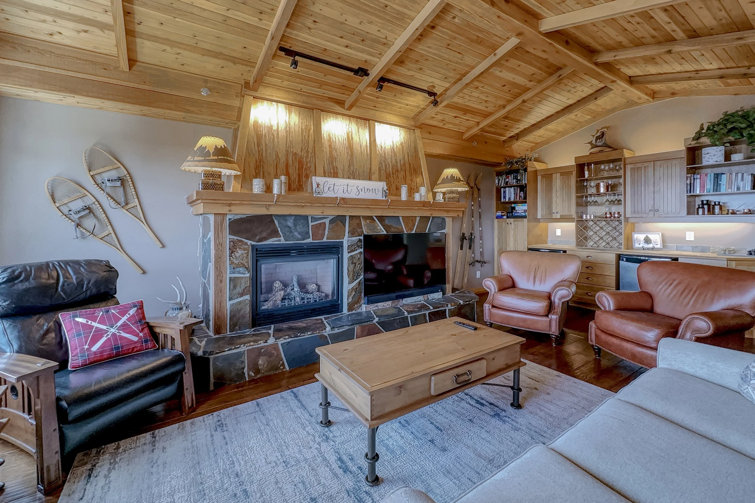 img-409-250-feathertop-way-copper-kettle-lodge-condo-big-white-for-sale-05.jpg