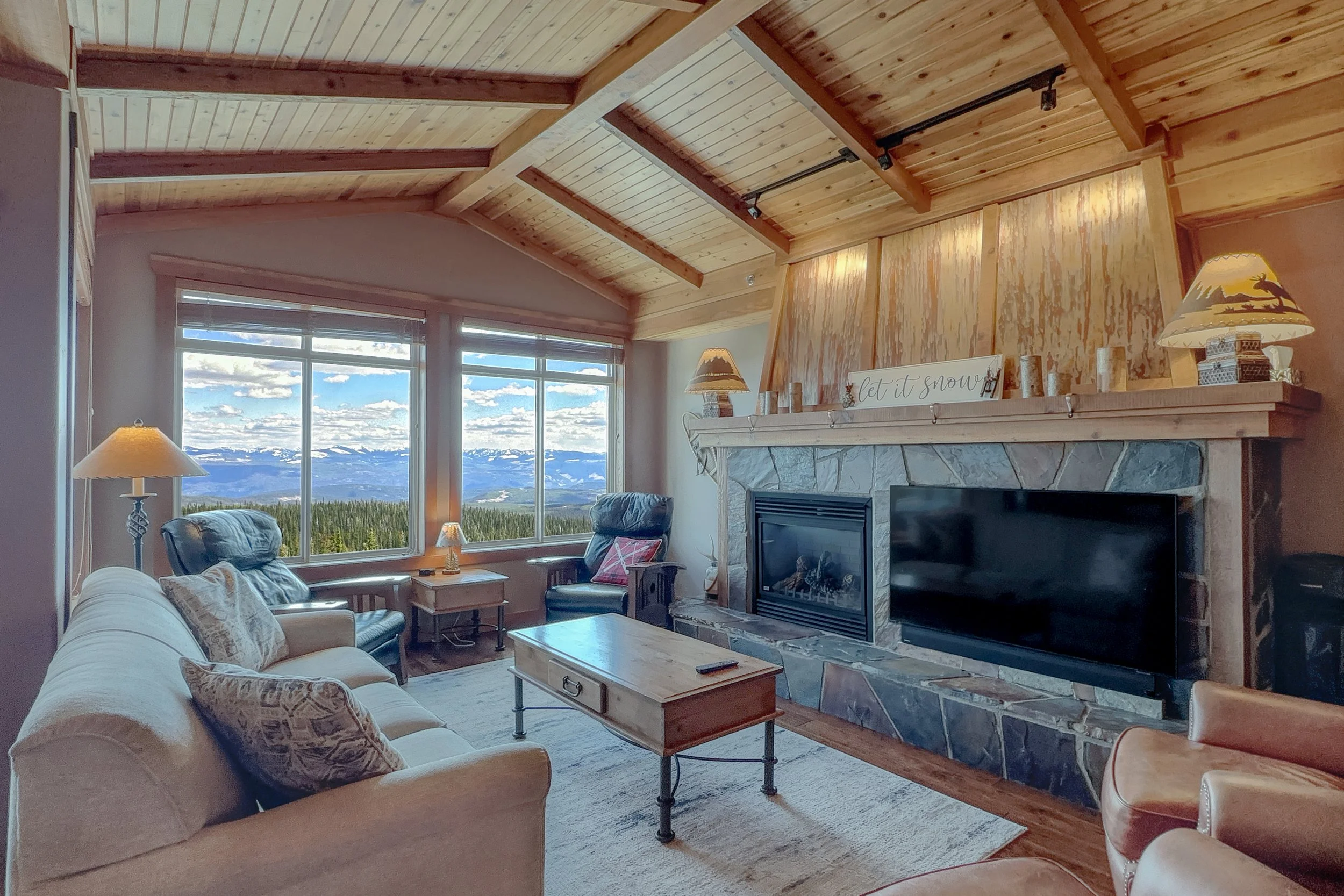 img-409-250-feathertop-way-copper-kettle-lodge-condo-big-white-for-sale-04.jpg