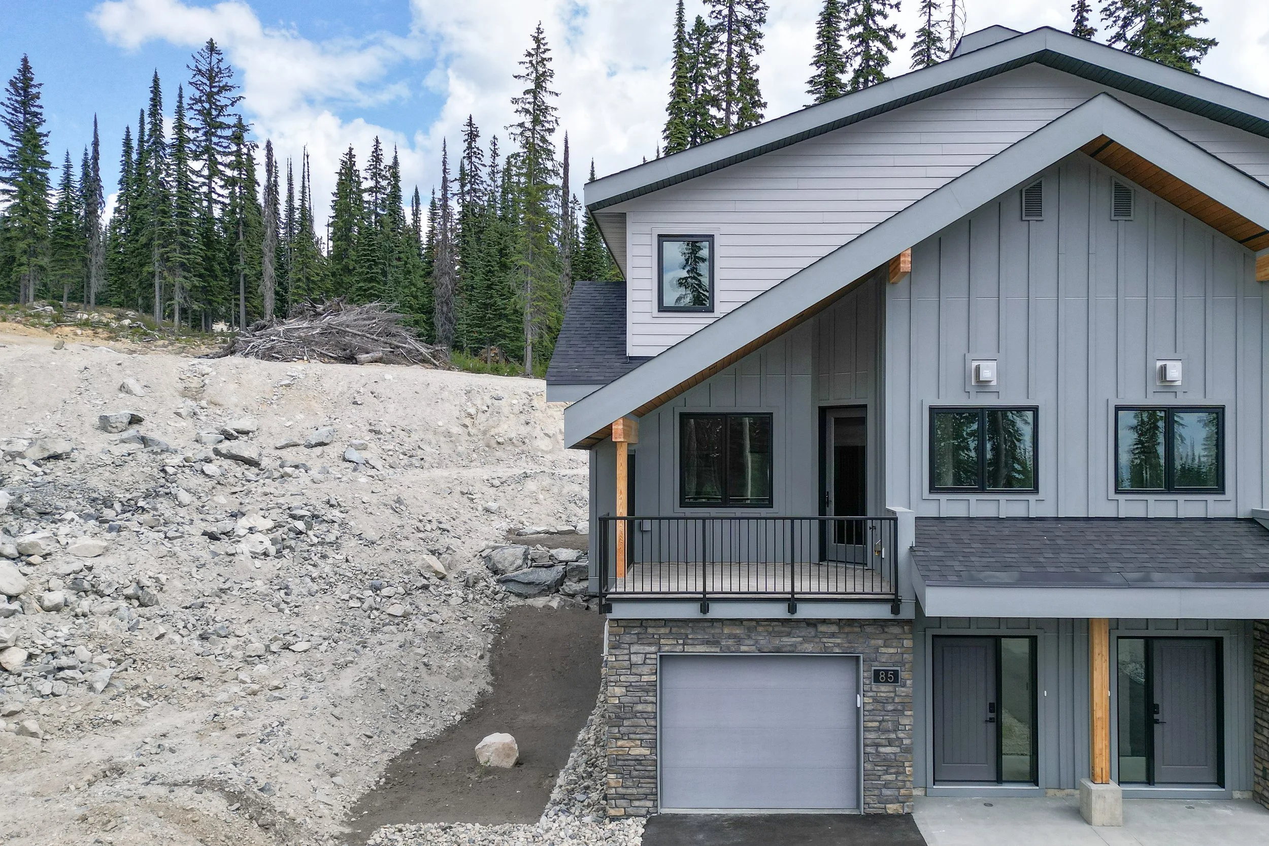 img-85-creekside-trail-duplex-with-suite-big-white-for-sale-2.jpg