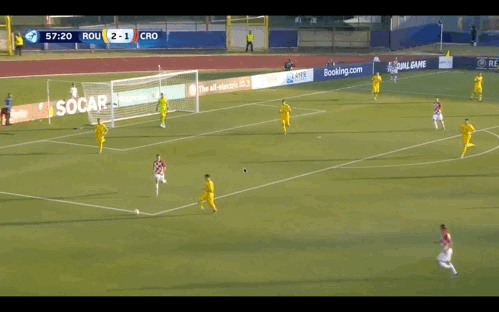 Tudor Baluta evading pressure.