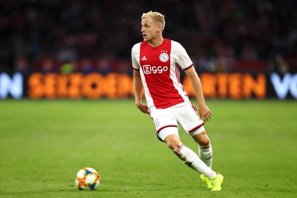 Donny Van De Beek's angry reaction after being left on the bench caught on  camera - Football