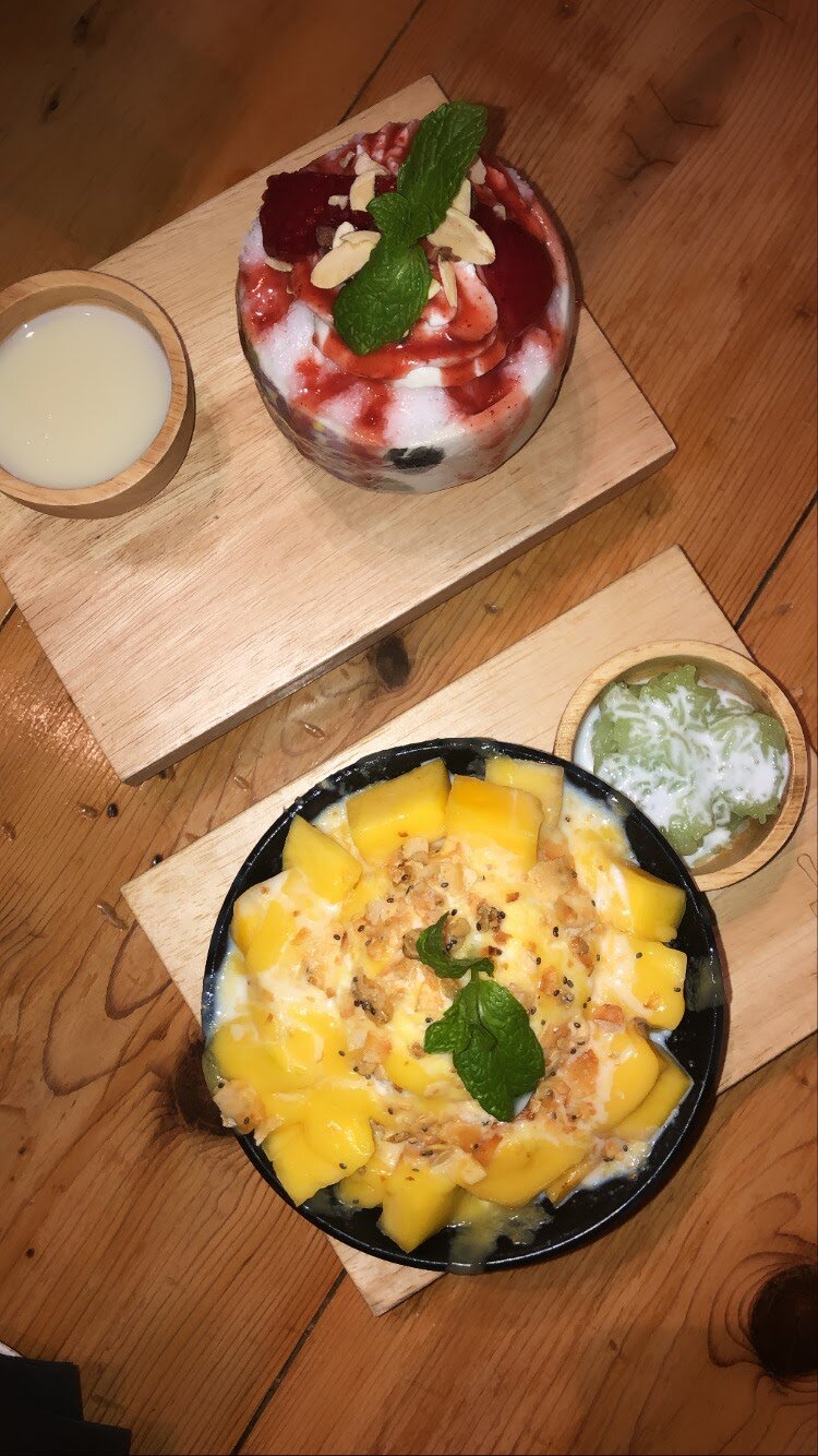 u: dessert story strawberry cheesecake bingsoo and mango sticky rice bingsoo