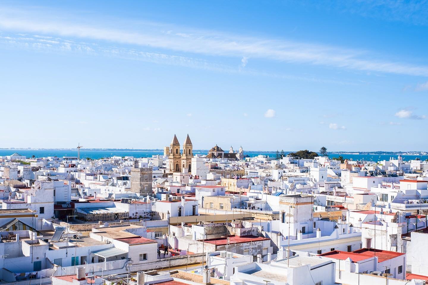 Blue seas, blue skies and the cityscape of Cadiz. Simply stunning. #c&aacute;diz #spain🇪🇸 #cityscapes
.
.
.
.
.
.
#whitehouse #skyline #summer #summertime #bluskies #blue #beautifulcities #exploreeurope #europe_vacations #europetravel #exploremore 