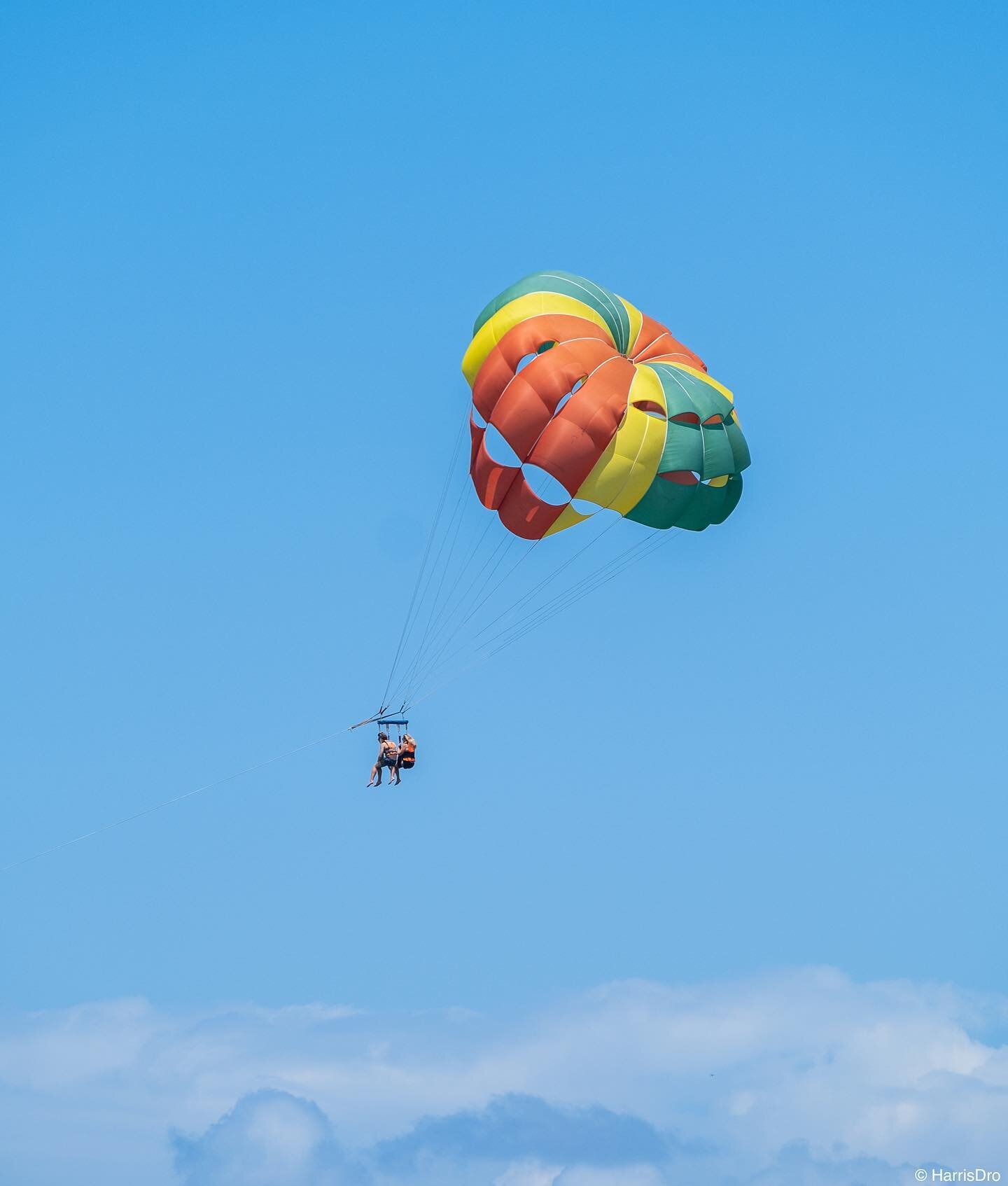 One of the best places to try parasailing is for sure Mexico! Enjoying the views of Playa del Carmen should be in your bucket list. #mexico #parasailing #parasailingadventure #flying #watersports #playadelcarmen #visitmexico #visitmexico🇲🇽 #zoomlen