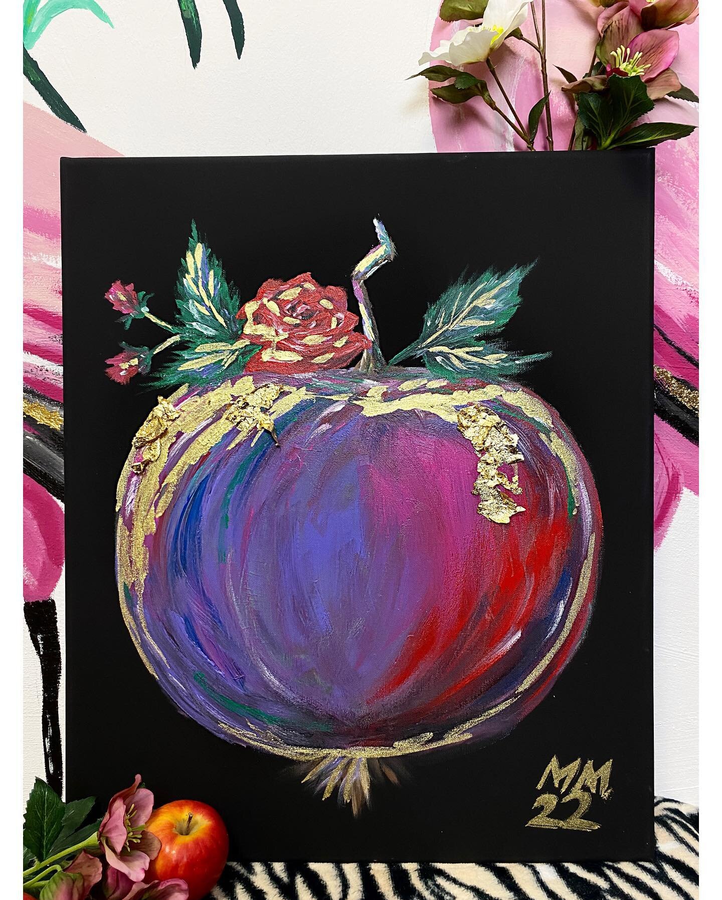 Apple with something extra 🍎✨🌹 Just trying out something new. This one is also available. Working on the instagram shop here ! Thank you all 🖤🖤🖤 #art #artwork #applepainting #maximalismart #mariamakurat #acrylicpainting #goldart #apple #colorful