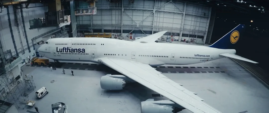 lufthansa-new-livery-beklebung-a380-rom-flugzeug-hangar-timelapse2.jpg