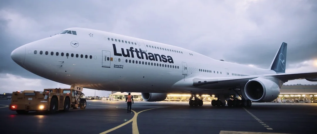 lufthansa-new-livery-beklebung-a380-rom-flugzeug-hangar-timelapse13.jpg