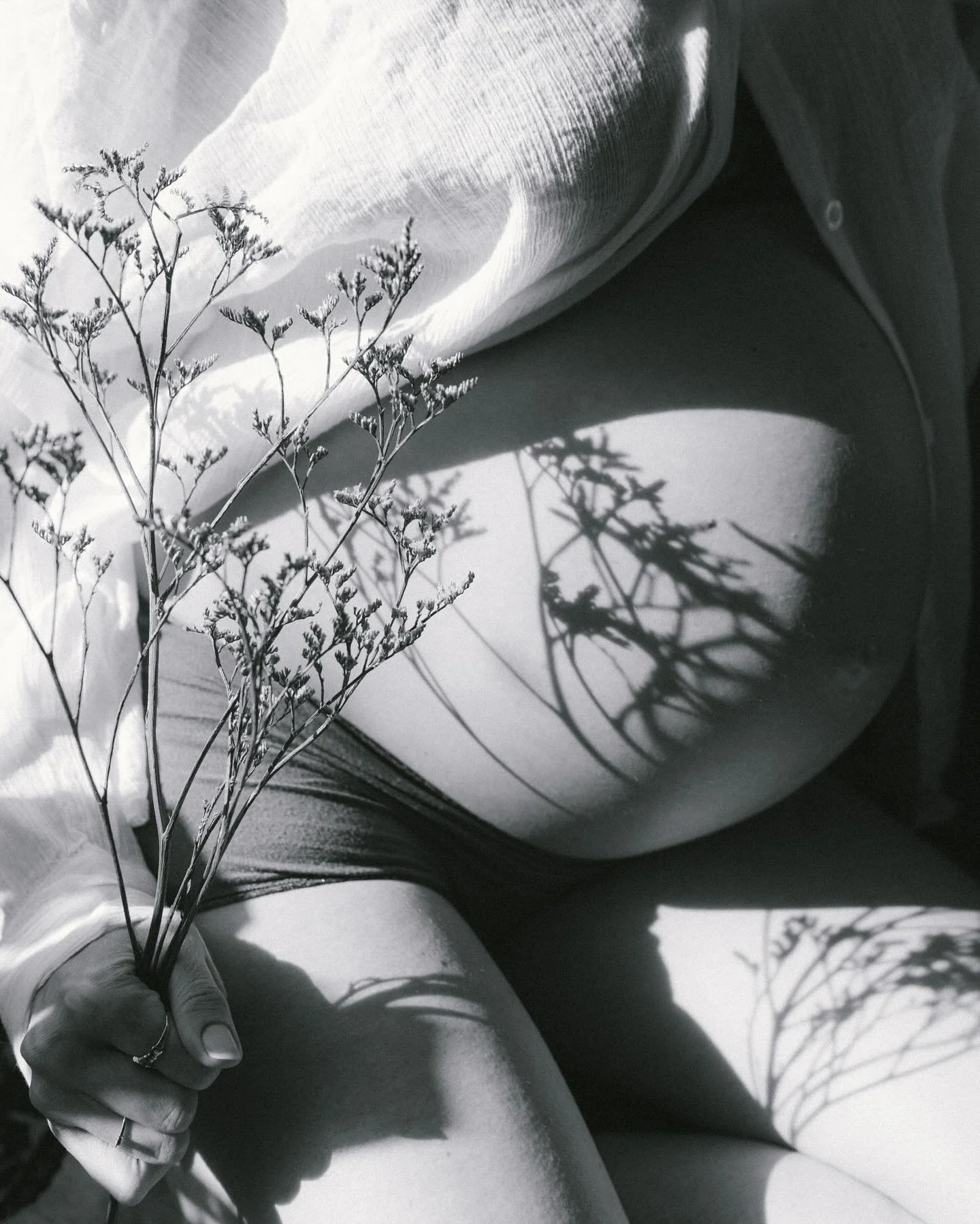 Anna, at home &hearts;️ the most gorgeous pleasure to capture my sister @anna.mullany in the days before we meet our new family member 🥹🥲 At ease, in her space at home, with Tom and Labu. 
.
I love capturing these moments of motherhood &hearts;️ po