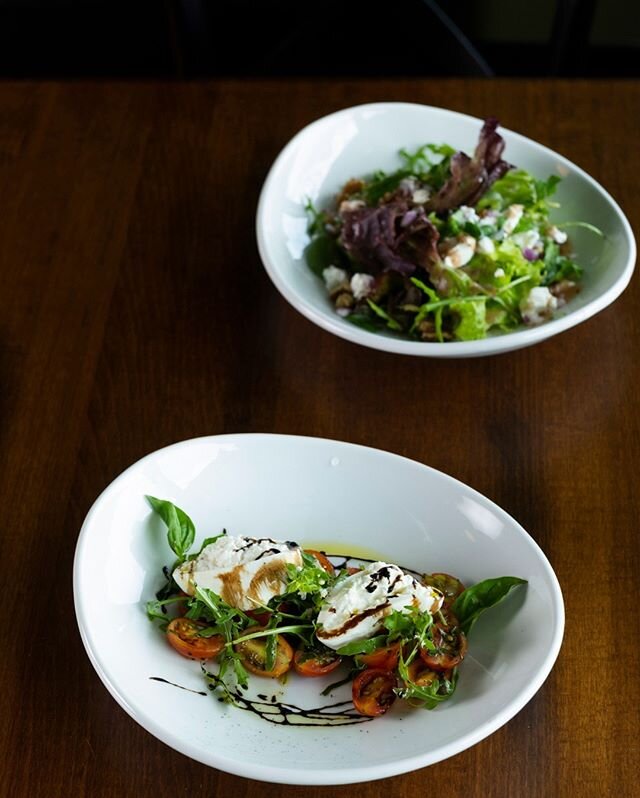 Grab FoodSmith salads for Sunday picnic! 🍽 Menu Features : Mixed Lettuces (GF) with Candied Walnuts, Ch&egrave;vre Sun dried Sour Cherries, Red Wine and fresh Thyme Vinaigrette or try the Caprese Salad (GF) with Fresh Burrata, Garden Basil, Tomato S