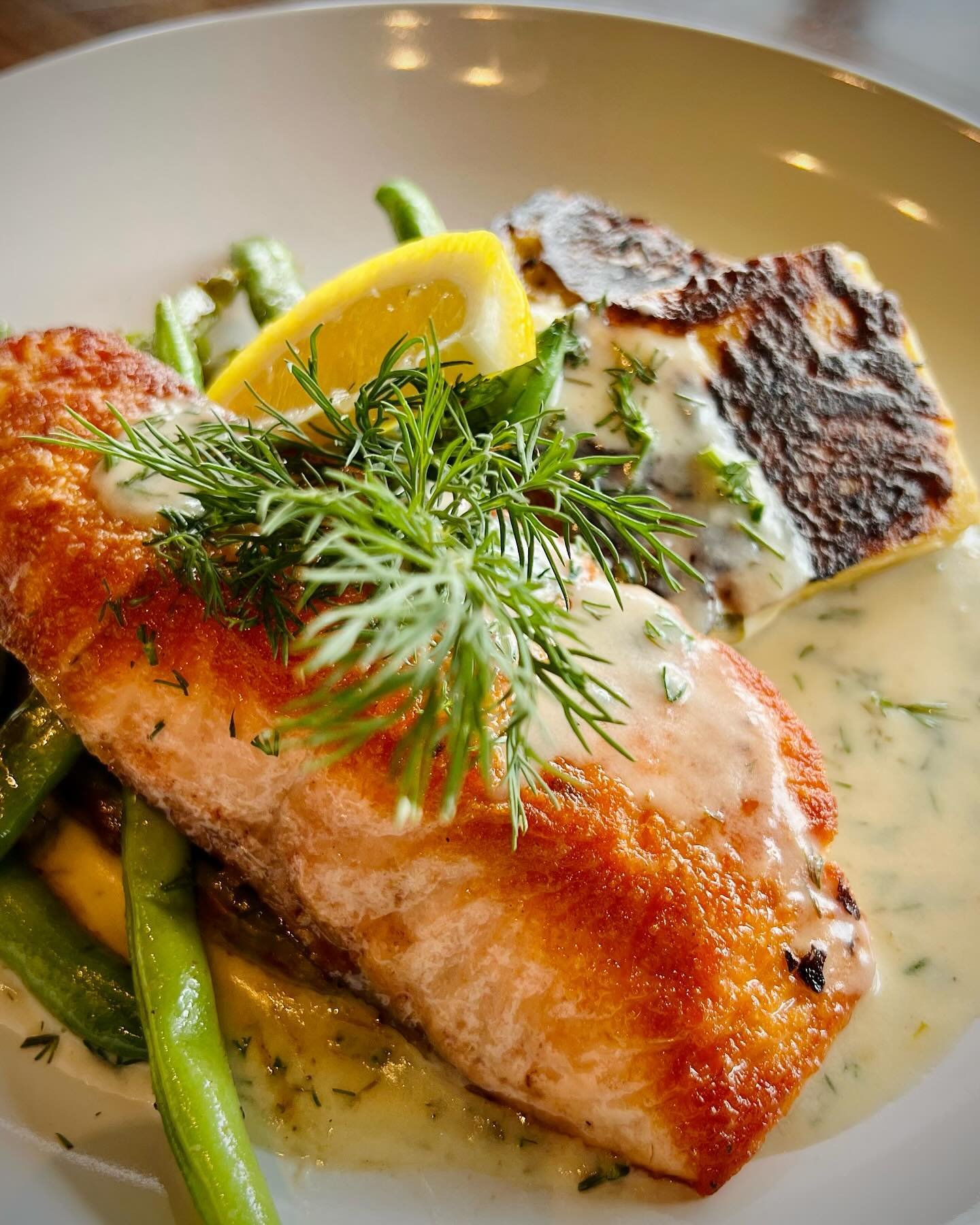 For this weekend at FoodSmith enjoy a simple classic dish, pan roasted salmon, with creamy au gratin, green beans and white wine dill sauce
#salmon #fridaydinner #wsp #weststpaulmn  #foodsmithpub #cheflife #localbusiness