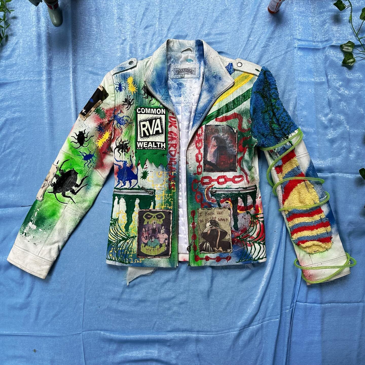 🤮 D I S E A S E 🤮
.
.
.
.
Fr tho this is quite possibly one of the ugliest thing&rsquo;s I have ever made 🥴🤢🤮🤮🤮
.
.
.
🎨 HAND PAINTED WHITE LEATHER JACKET WITH PATCHES 🎨
🏷️ Tag Size: Large
💵 Price: $25 (or make me an offer idc about this on