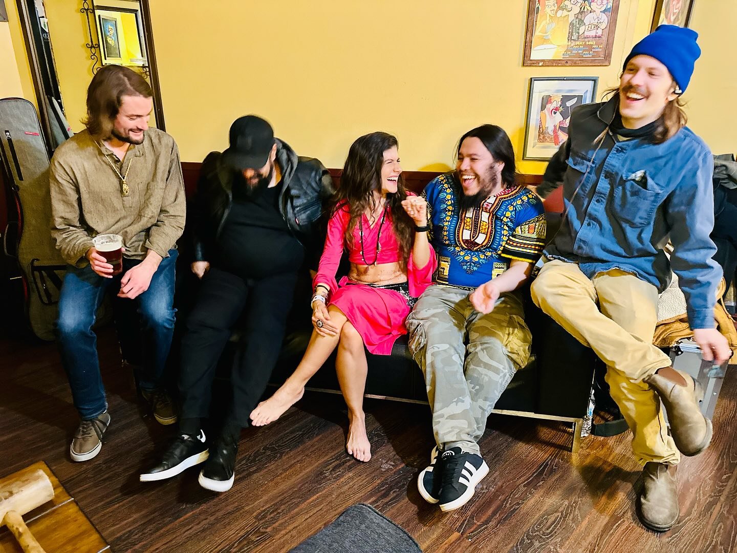 Hips Don&rsquo;t Lie Band! 🎶 @josh.guit.road @kyle_rightley_music @thehappydrum @capt.smooth &mdash; what an incredible team we make! ❤️ Grateful to share the stage with such talented people!

#LiveMusic #ShakiraTribute #TalentedTeam #MusicLife #Lat