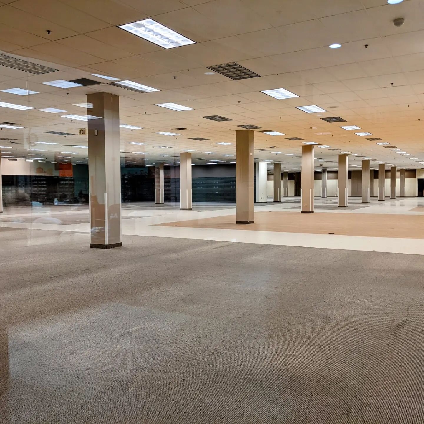 Yesterday I was at the South county center. It's interesting to see a mall that's in between states. It has enough people and stores to where it's definitely not dead but it's not thriving either. It's like smack right in the middle between West coun
