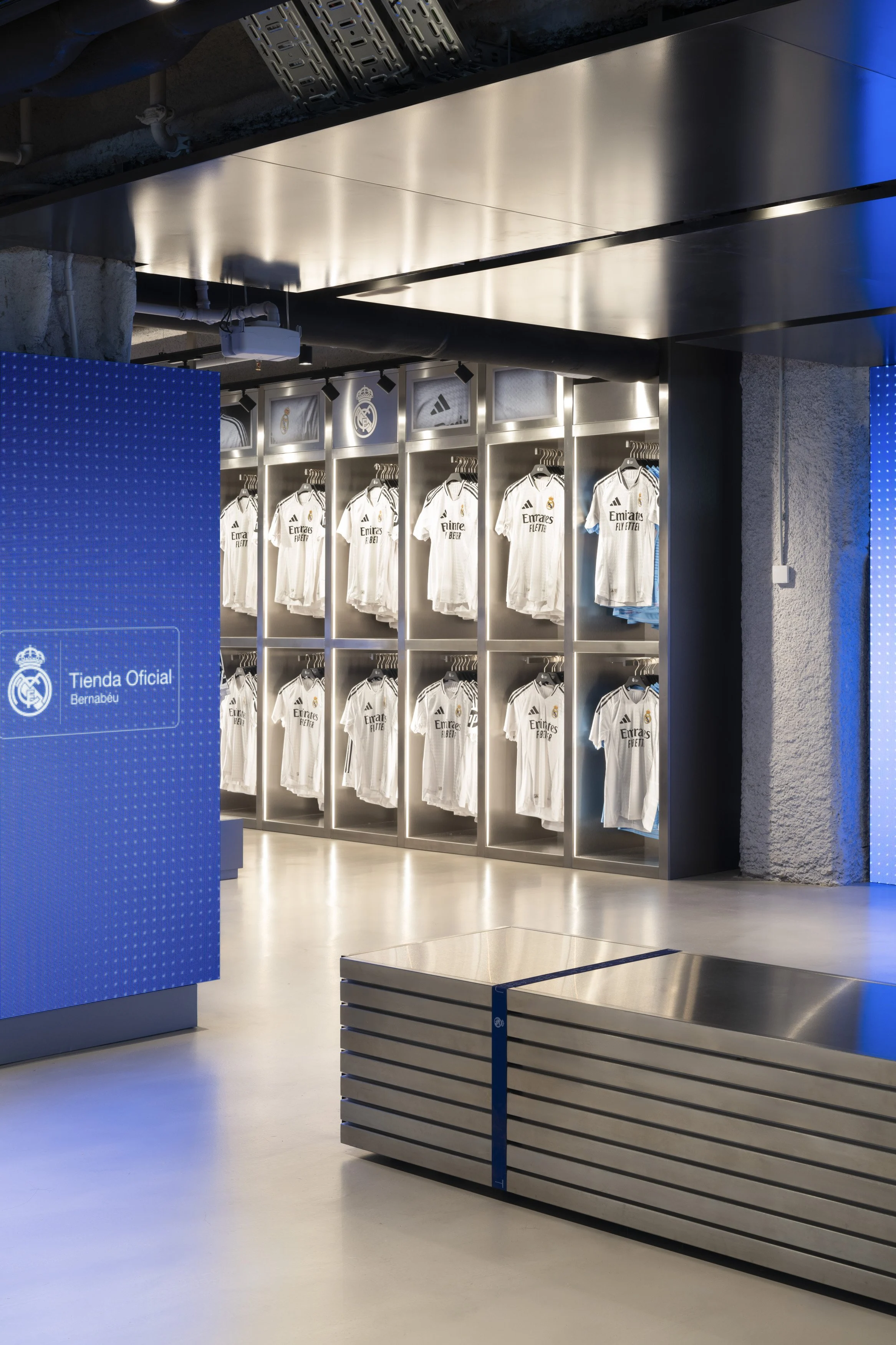 F3 Architects_Bernabéu Offical Shop 058.jpg