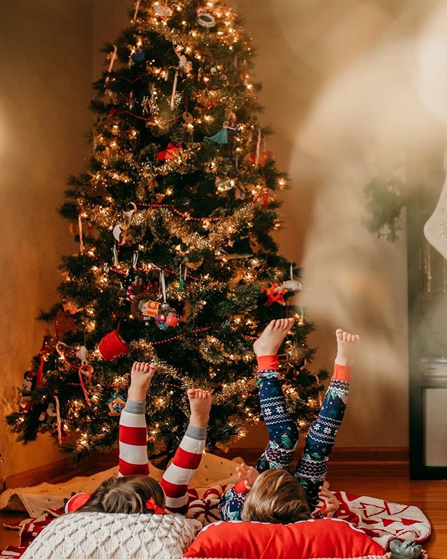 Festive Stinky Toes!!
.
.
Ps. Come on IG, I hope 2020 brings us an update with not# vertical crop! Check my stories for full version 😘🎄🎅🏻
.
.
.
Week 50: bokeh

Travel the #p52clicksloop

Next up @michellelouphoto 
@p52clicks &bull; 12-months &bul