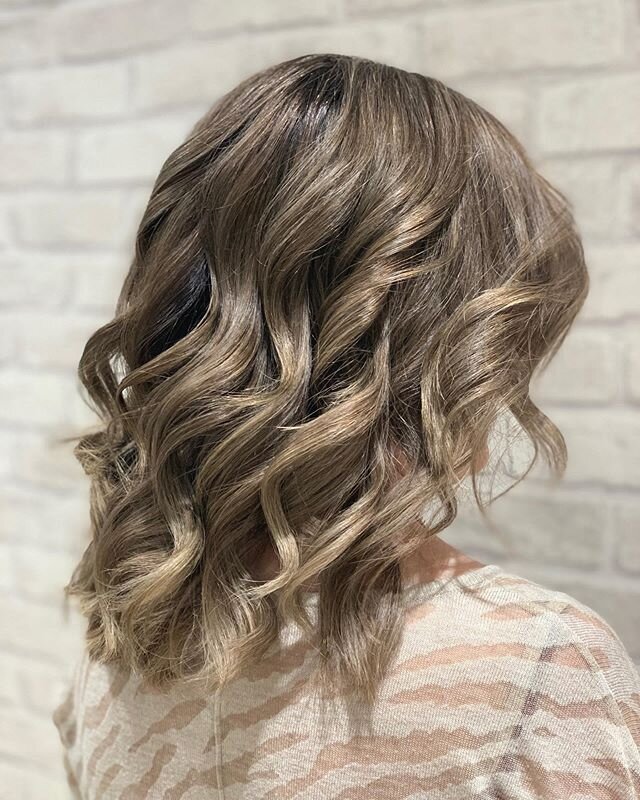 Eeee I&rsquo;m sooo in love this this colour change. Taking this gorgeous babes from blonde to a more natural look, while still enjoying so blonde aspects. #gorgoushair #sunkissedhair #wavyhair