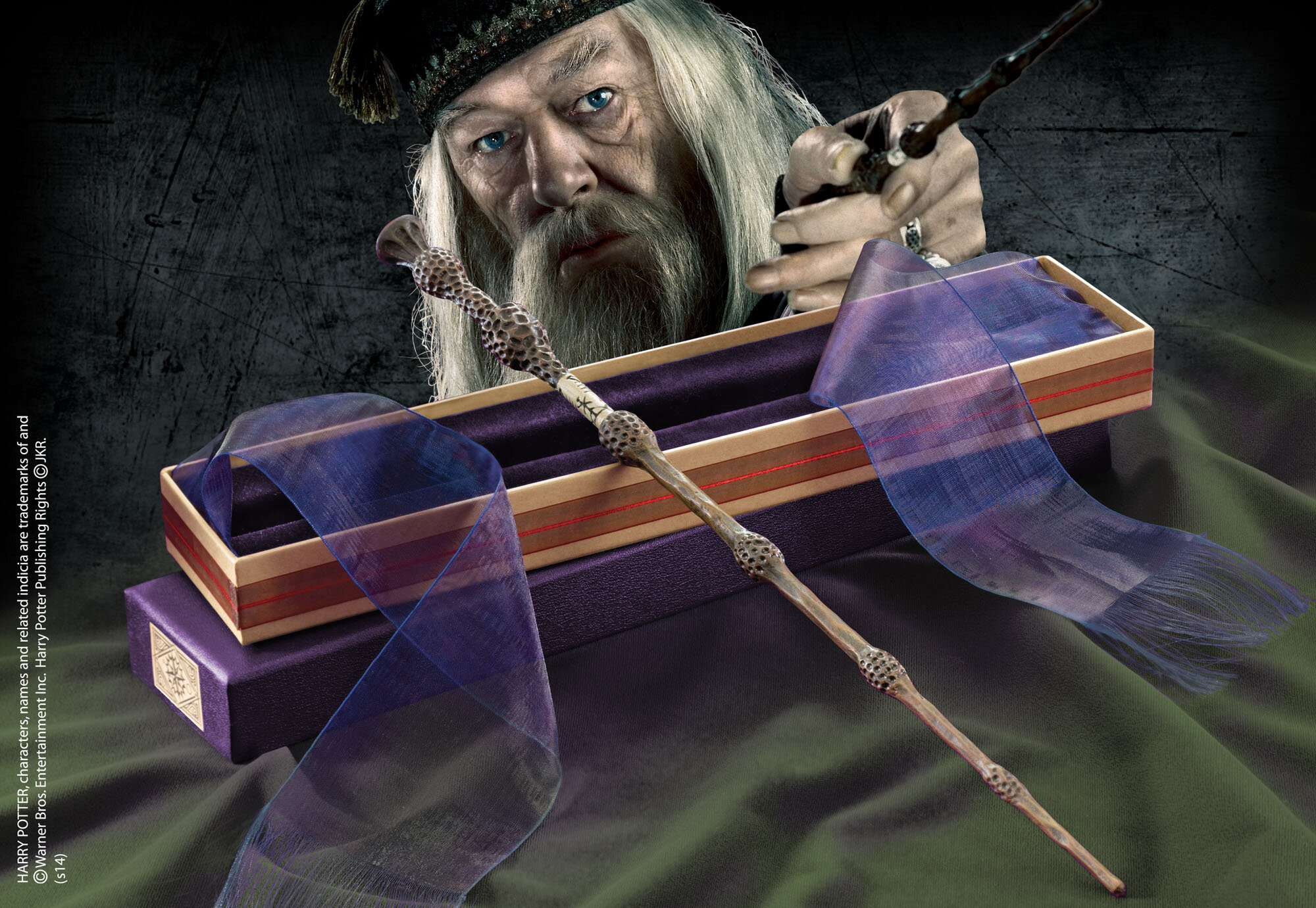 Harry Potter Harry Potters wand in Ollivanders Box Licensed Prop Replica 