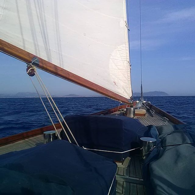 En route pour Cannes! 
#oiseaudefeu1937 #regatesroyales #bateauclassique #classicboat #classicyacht #afyt #pcyc #paneraiclassicyachtchallenge