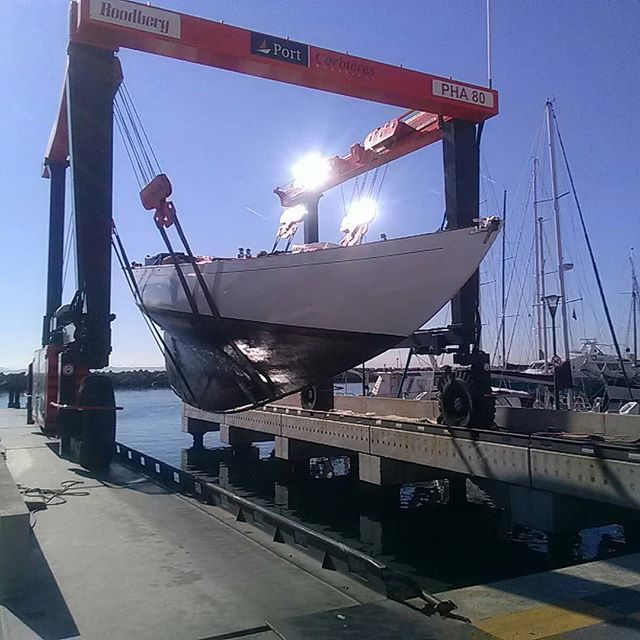 Magnifique m&eacute;t&eacute;o pour une toilette hivernale !
#classicboat #classicyacht #oiseaudefeu1937 #bateauclassique #sailing #sailingyacht #portcorbieres #boscomaintenancenavale