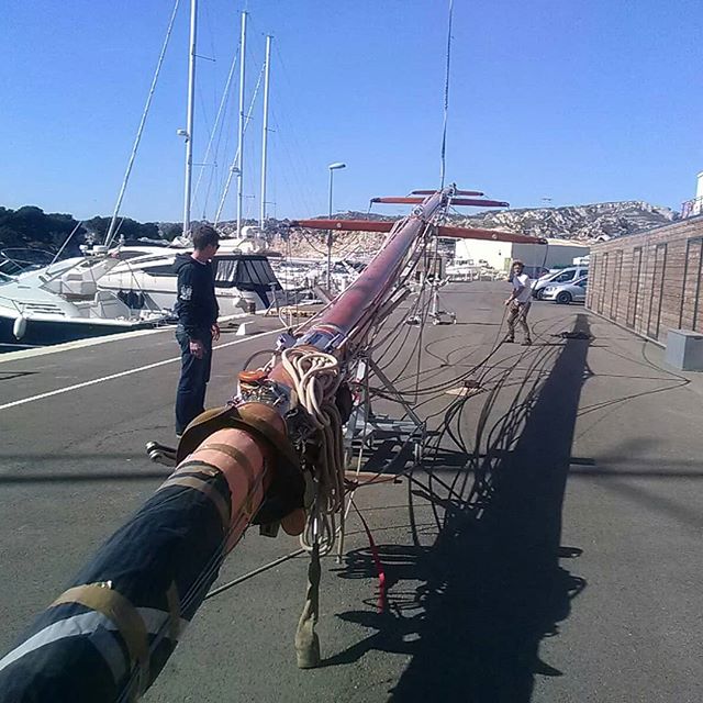 Rem&acirc;tage pendant la seule fen&ecirc;tre sans vent de la semaine derni&egrave;re !
#classicboat #classicyachts #bateauclassique #sailing #servaux #boscomaintenancenavale