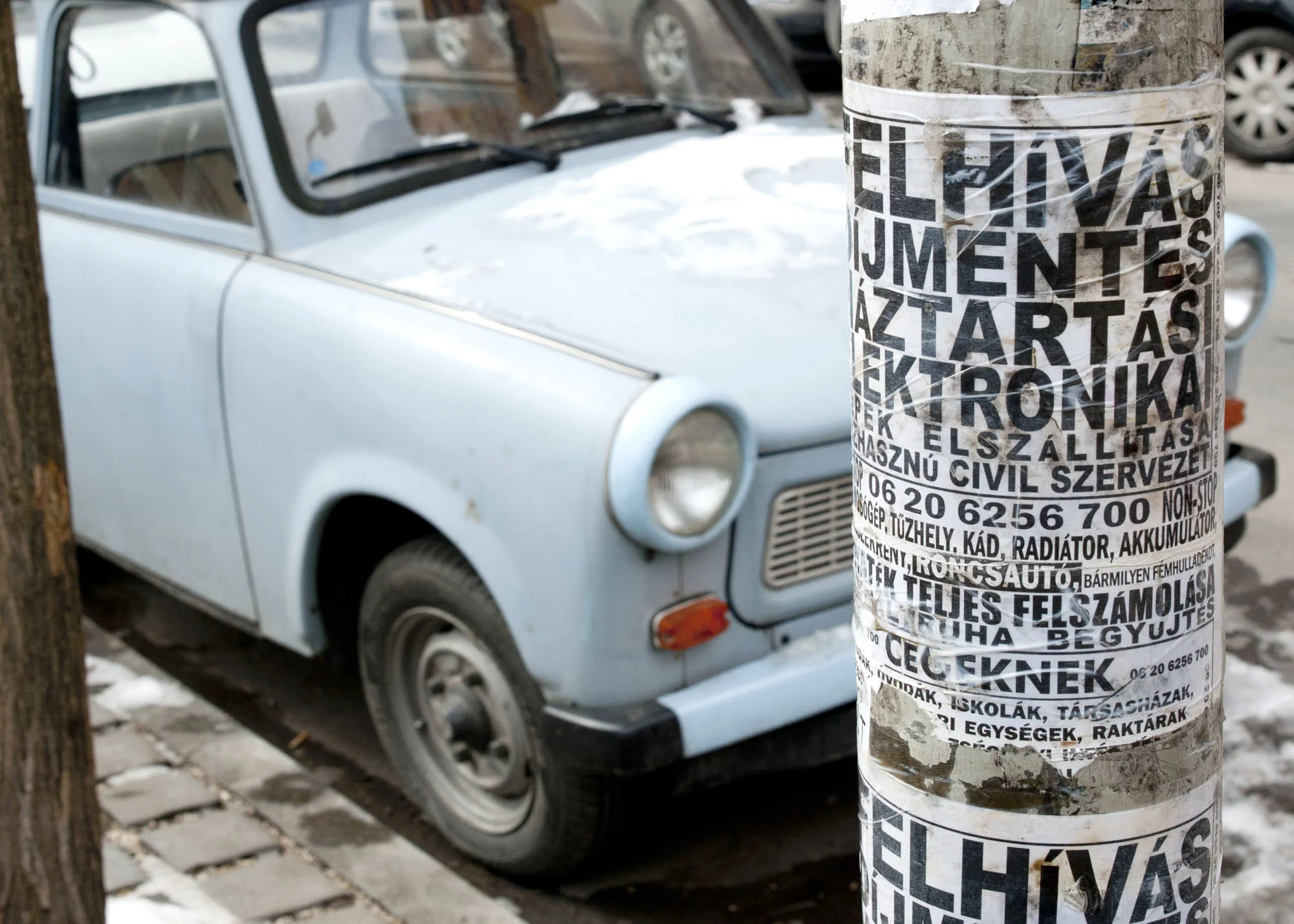 Budapest-l'Urbaine-vieille-voiture-bleue.jpg