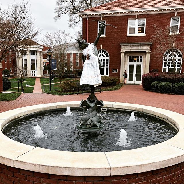 Fun morning touring @queensuniv and the rain stayed away! It&rsquo;s always great to revisit a local option.  My fun facts for the day:
➡️Diana has her own wardrobe closet and invites students to take a dip in the certified swimming pool she watches 