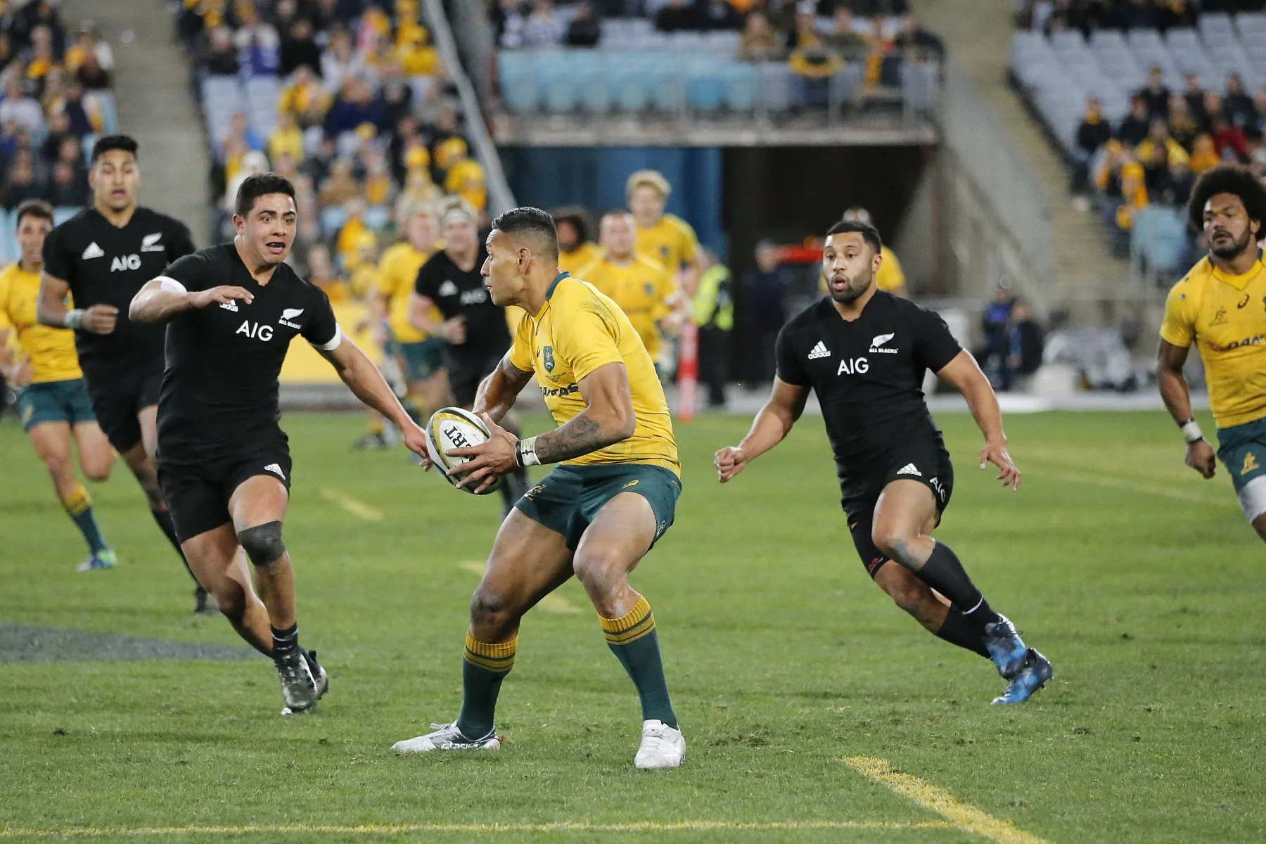 2017.08.19.21.53.39-Israel_Folau_carry-0001_(35865495854).jpg