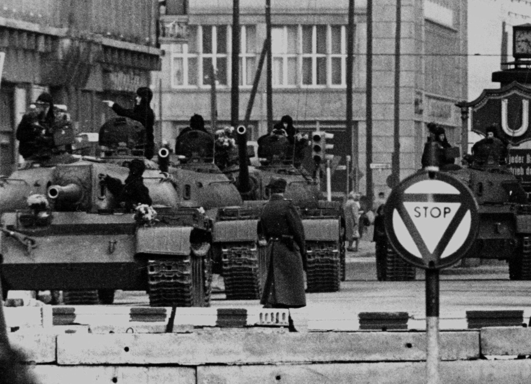 [V1989] Topic officiel - Page 2 Soviet_tanks_in_Berlin_1961