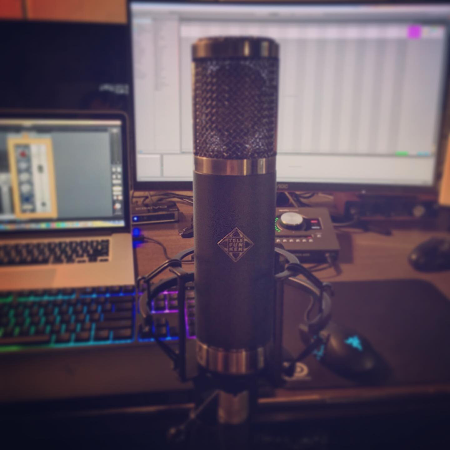 Welcome to the family... I recently acquired this Telefunken TF47 and it sounds AWESOME 😁. I can&rsquo;t wait to record some new music with it!
.
.
.
#newgear #musicproducer #recording #telefunken #musicproduction #microphone