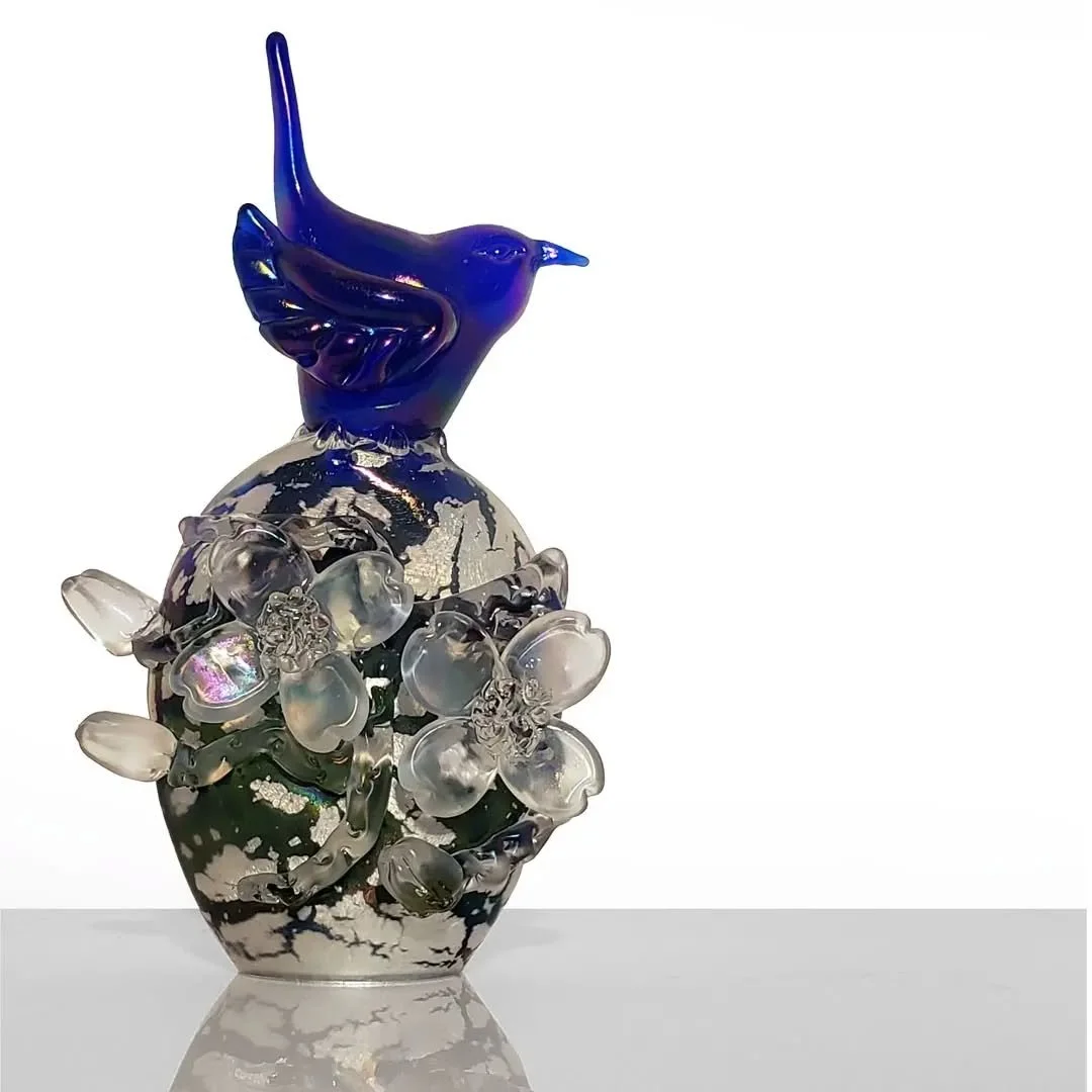 From our recent Small IS Beautiful newsletter....

Richard Jolley&nbsp;has great appreciation for the hand techniques used for making glass objects that traces back to the Romans, but says &ldquo;there are technical accomplishments I use to create my