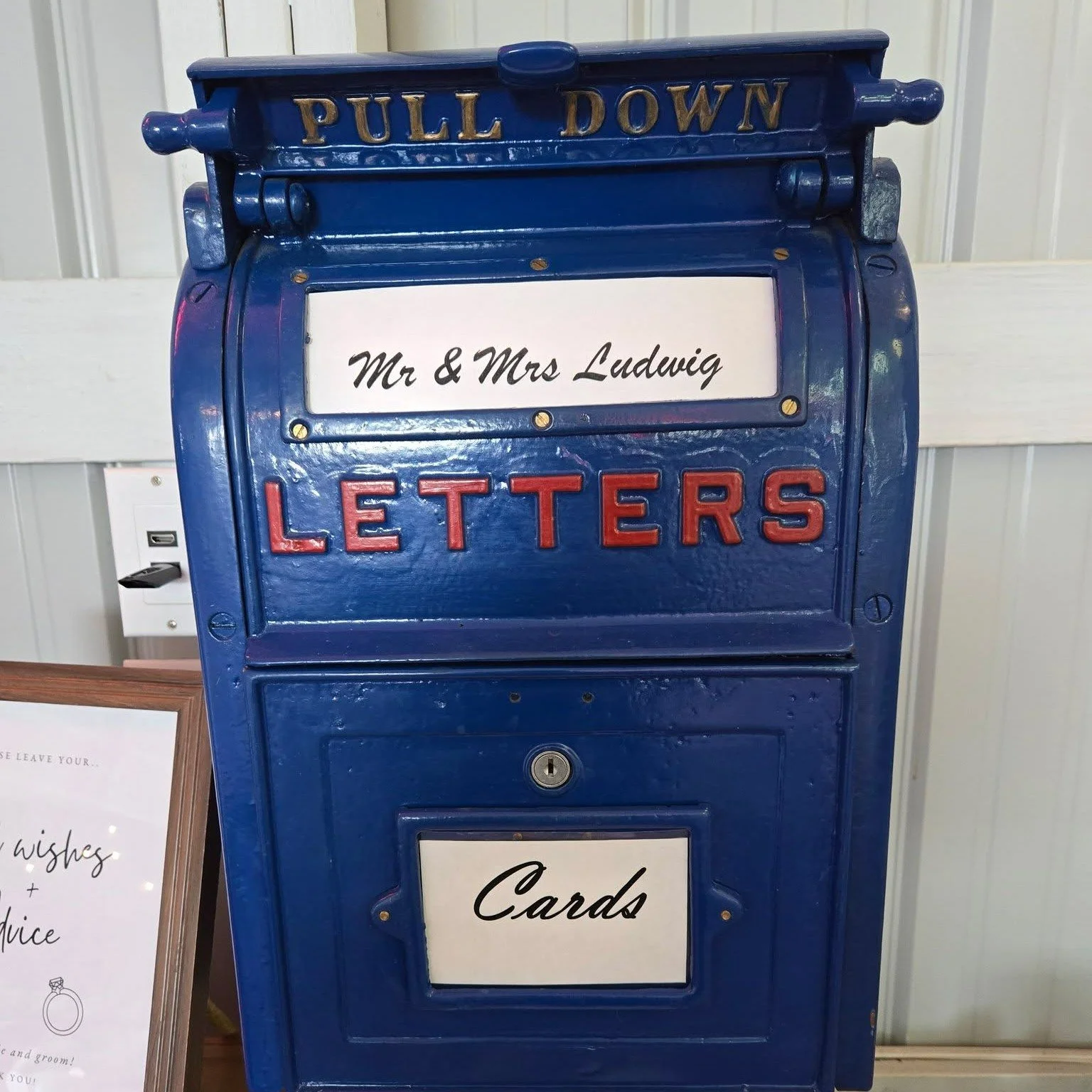 PSA for engaged couples: don’t forget about your wedding cards. Those sweet notes (and cash gifts!) can disappear faster than you think.
We’ve heard the heartbreak stories—cards gone missing by the end of the night. It’s chao