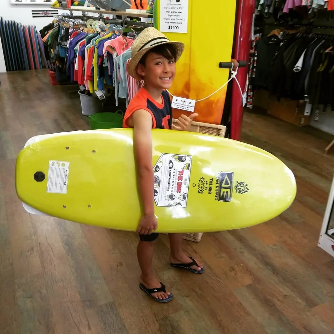 Future Pro Jaxon with his new O&amp;E Bug! Grom power🏄🏄🤙🤙
#ocean_earthqld
#ocean_earth
#buildingtherevolution 
#byronlife
#surf
#longboardsurfing 
#summervibes 
#grom 
#independentsurfshop