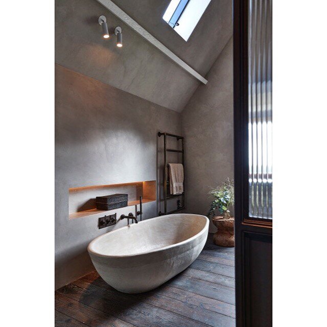 So quiet &amp; serene. 🤫 
Would you ever want to get out of this bathtub? 🛁

📸 @verlindejanphotography 
.
.

#bathroomdesign #warmandcozy #relax #bathroom #moysonderveaux #interiordesign #architects #bath #minimal #warm #interior #architecture #wo