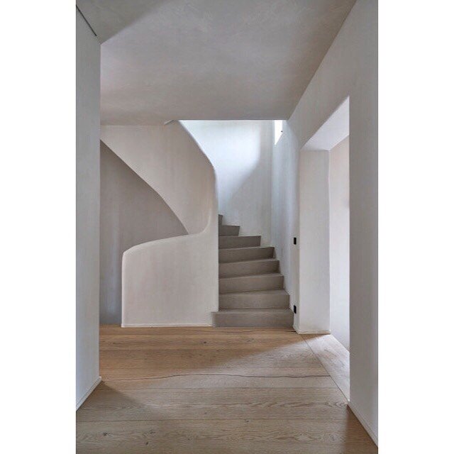 The only way is UP 

📸 @verlindejanphotography 
&bull; ⁠⠀
&bull;⁠⠀
⁠⠀
#moysonderveaux #architects #stairs #winding #minimal #warm #interior #architecture #wooden #floor #minimalistic #YourIdentityOurSignature⁠