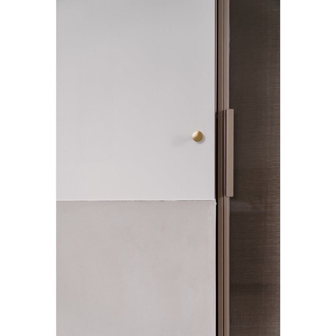 Bathroom details - Minimalistic shower door 🚿⁠⠀
⁠⠀
📸 @hanneloreveelaert 
&bull; ⁠⠀
&bull;⁠⠀
⁠⠀
#moysonderveaux #architects #bathroom #shower #gold #warm #interior #architecture #glass #steal #door #minimalistic #renovation #minimalism #glass #steel