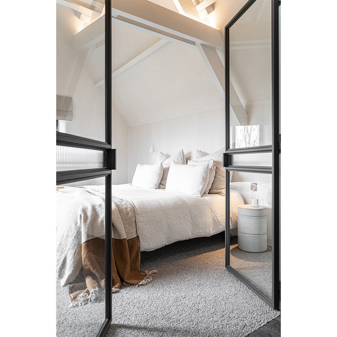 We bet Monday mornings wouldn't be so hard if only we woke up in this bedroom... Such a peaceful and cozy atmosphere! The natural light and the light color usage make this bedroom look fresh and modern. Who wouldn't want to sleep surrounded by simpli