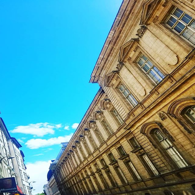 I really don't mind this walk to work on a Spring day #lyon #vieuxlyon #france #opera #operasingersofinstagram #spring #momswithcameras #skysthelimit 🇫🇷❤