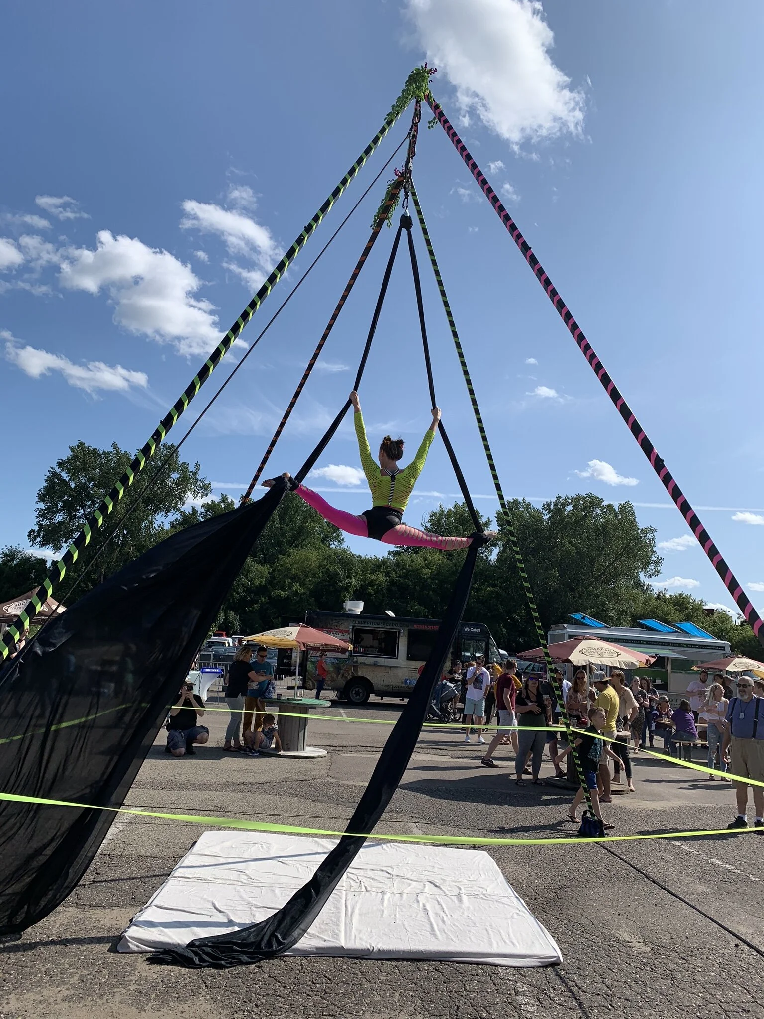 Split in the wind - Aerialist Laura - Outdoor Aerial Rig
