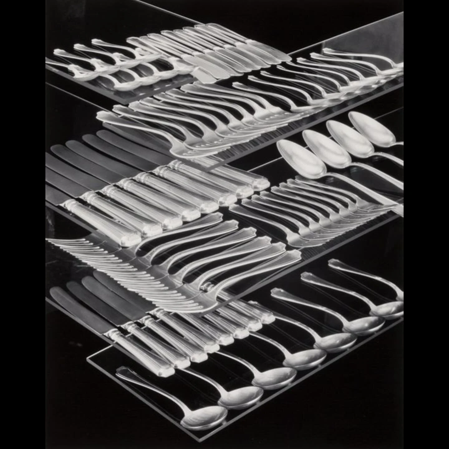 Wishing you happy holidays and festive moments around the table 🍴
Photographed by Edward Steichen in the 1930s, this image was made as an advertisement for Gorham Silver, one of America&rsquo;s leading silver manufacturers. Steichen&rsquo;s modern e