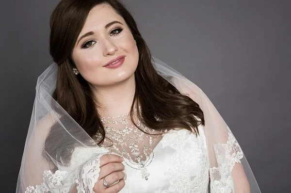 vollkommen-braut-hamburg-plus-size-blogger-model-schoenwild-julia-kremer-xxl-schleier-spitze.jpg