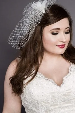 vollkommen-braut-hamburg-plus-size-blogger-model-schoenwild-julia-kremer-xxl-fascinator-accessoires.jpg