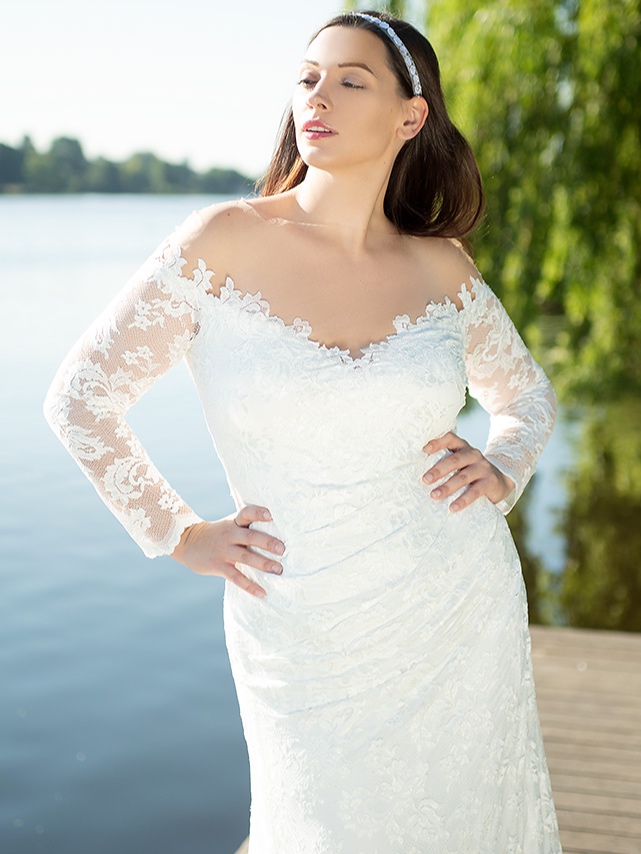 vollkommenbraut-curvy-brautmode-plus-size-brautkleider-langarm-olvis-lace-spitzenkleid-hamburg (1).jpg