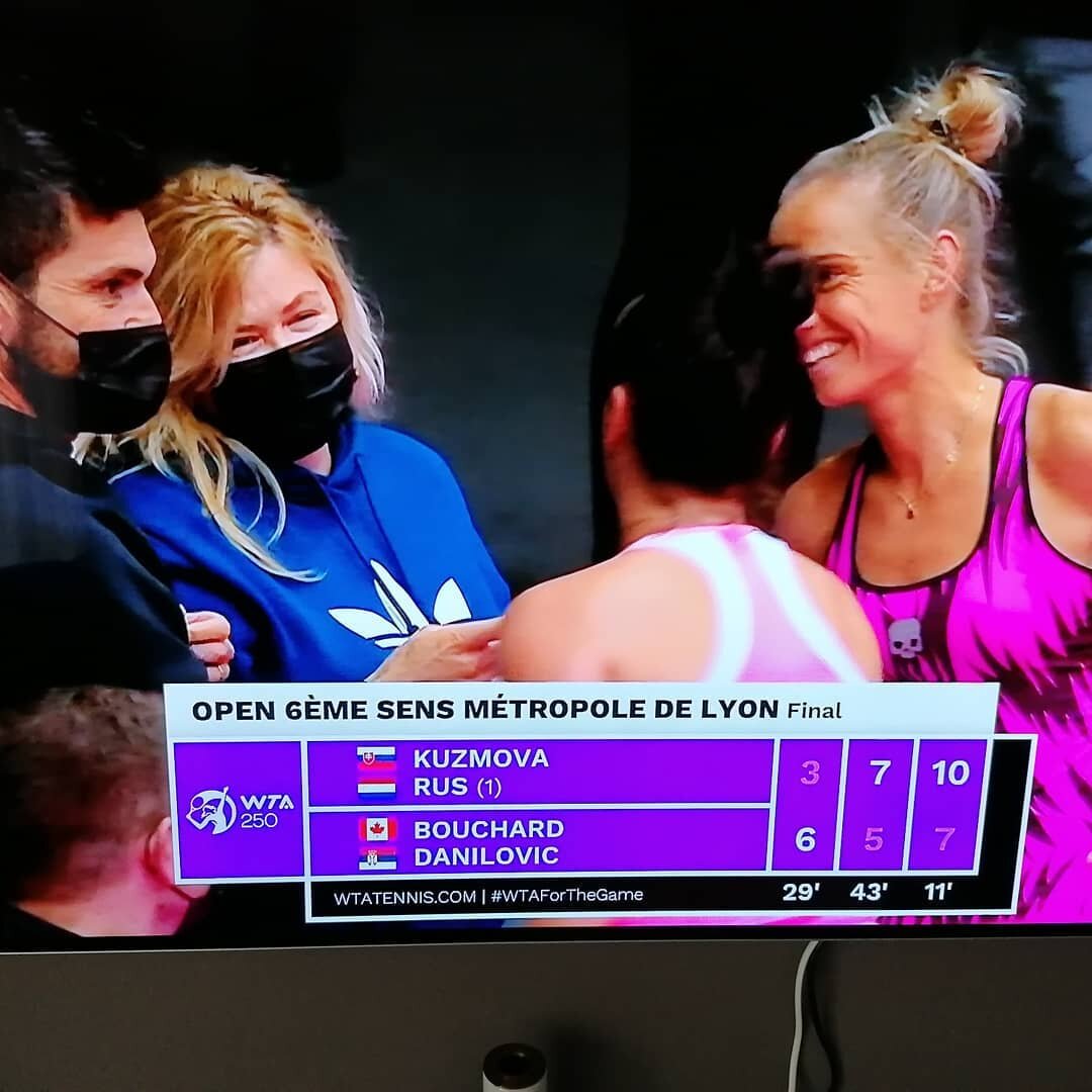 Yes yes, gewonnen! 
WTA dubbel op het hoogste niveau. 

Arantxa Rus  won met haar tennispartner Viktoria Kuzmova uit Slowakije in de finale in drie sets (3-6 7-5 10-7)

Kan ook niet anders, op die fantastisch GreenSet toplaag. 
Waar hebben ze zo'n to