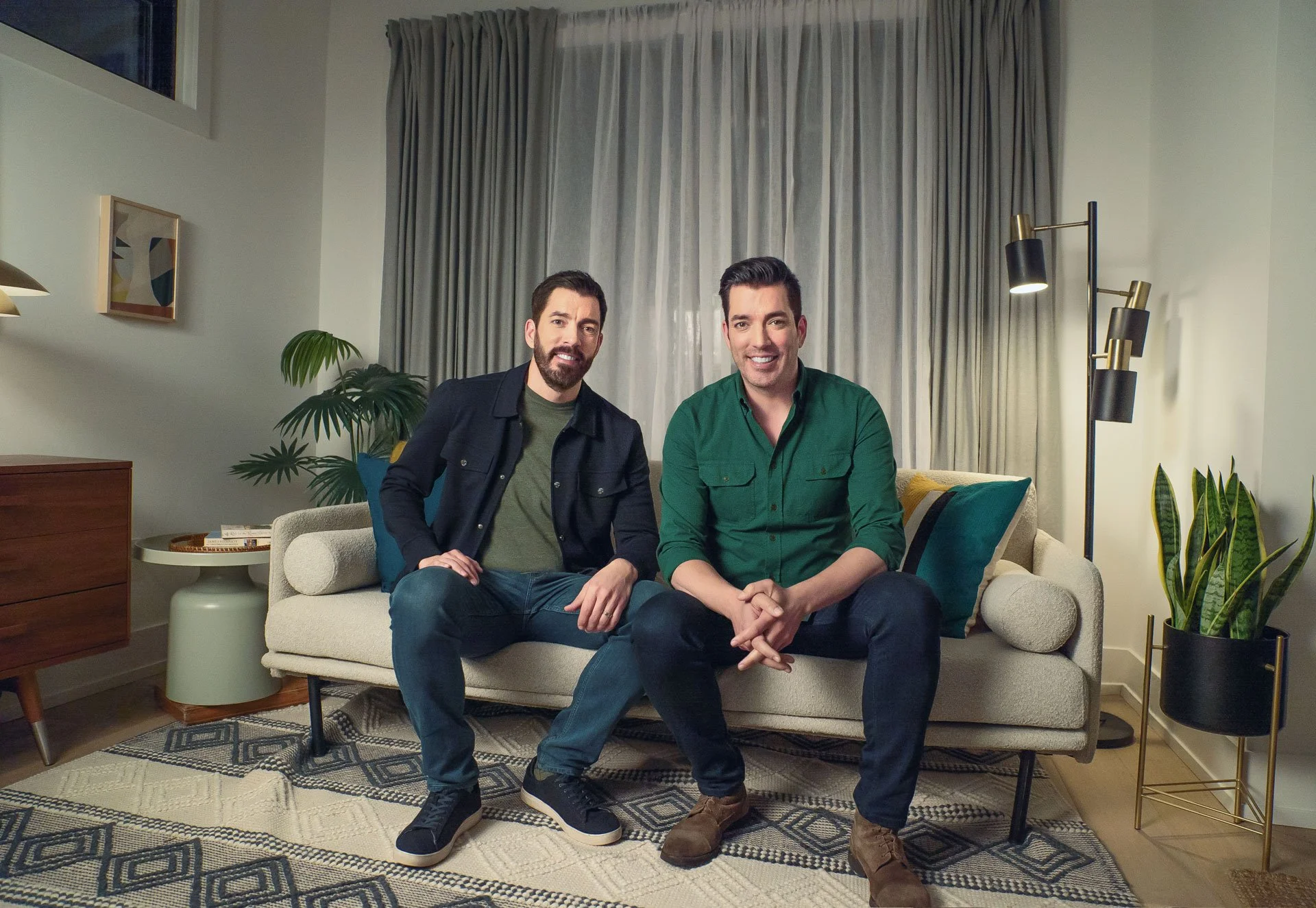 ProperlyMoment_Scott-Brothers-on-Couch_DSC0746_1920.jpg
