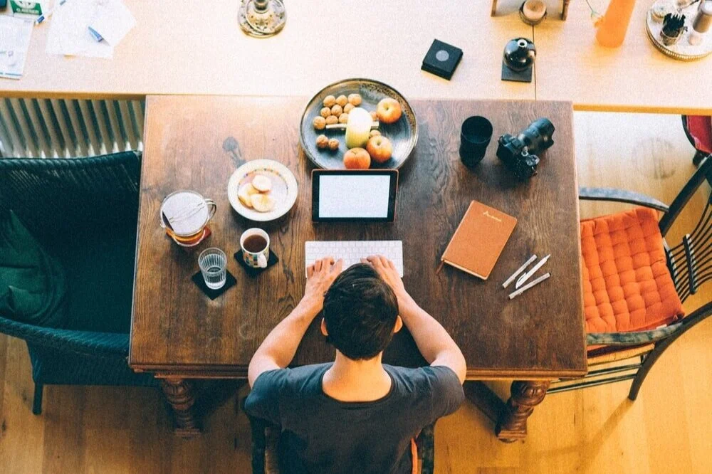 Managing employee performance in a virtual environment